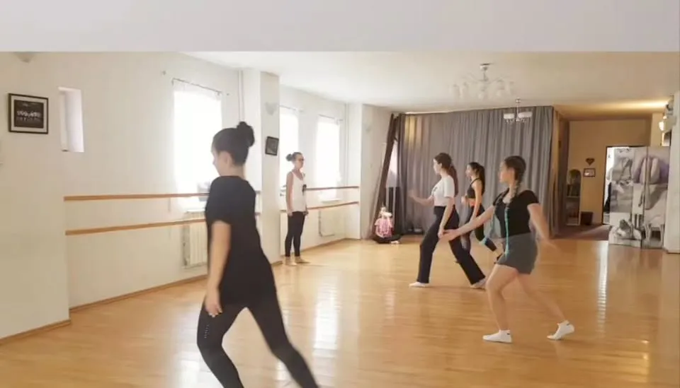 Grupa de adulți la cursul de dans contemporan
