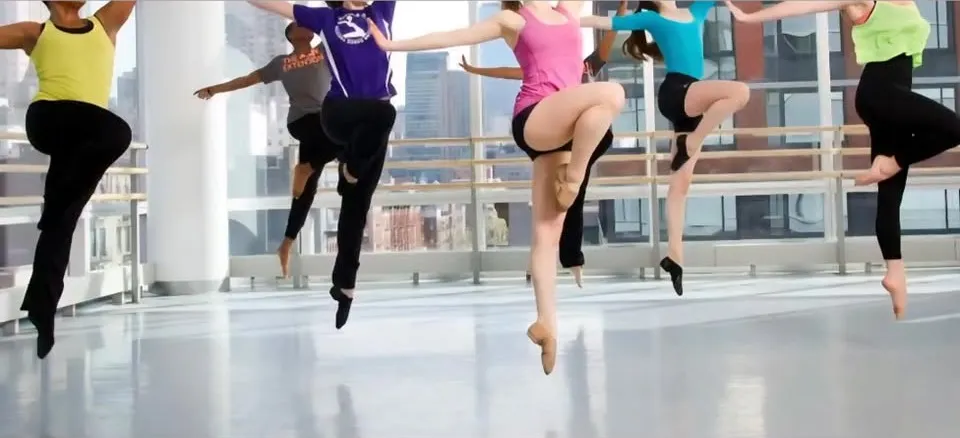 Cursanți în săritură la ora de jazz dance