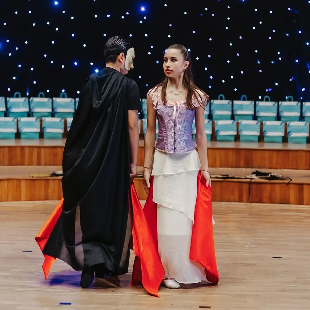 Cuplu pe scenă, într-un moment de dans romantic, la Timisoara Dance Studio
