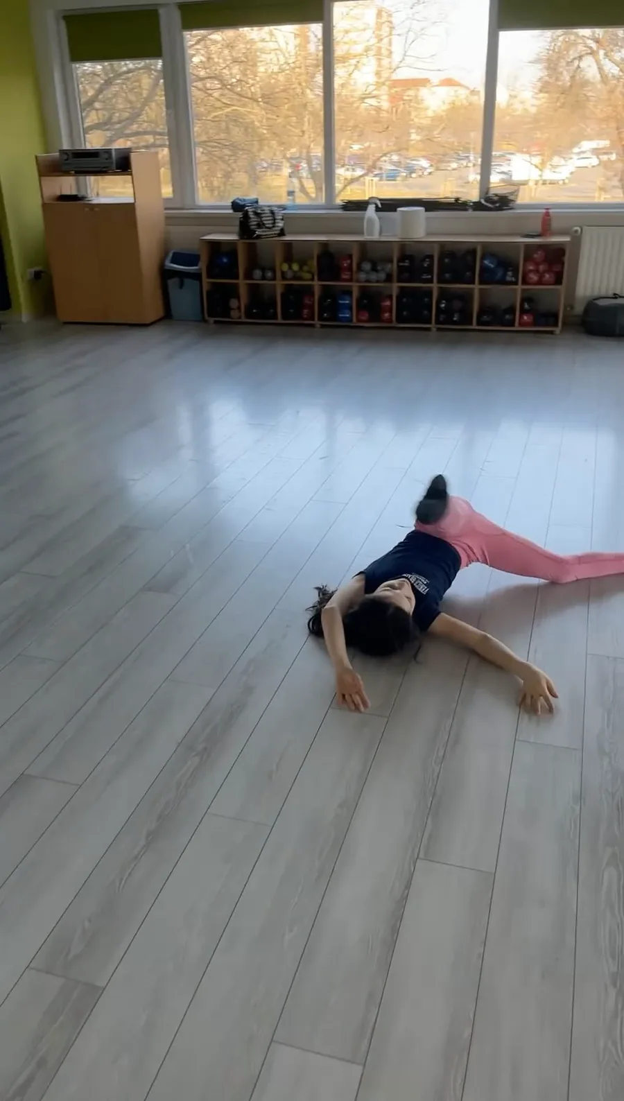 Elevă executând un element de acrobatică pe podeaua sălii de dans