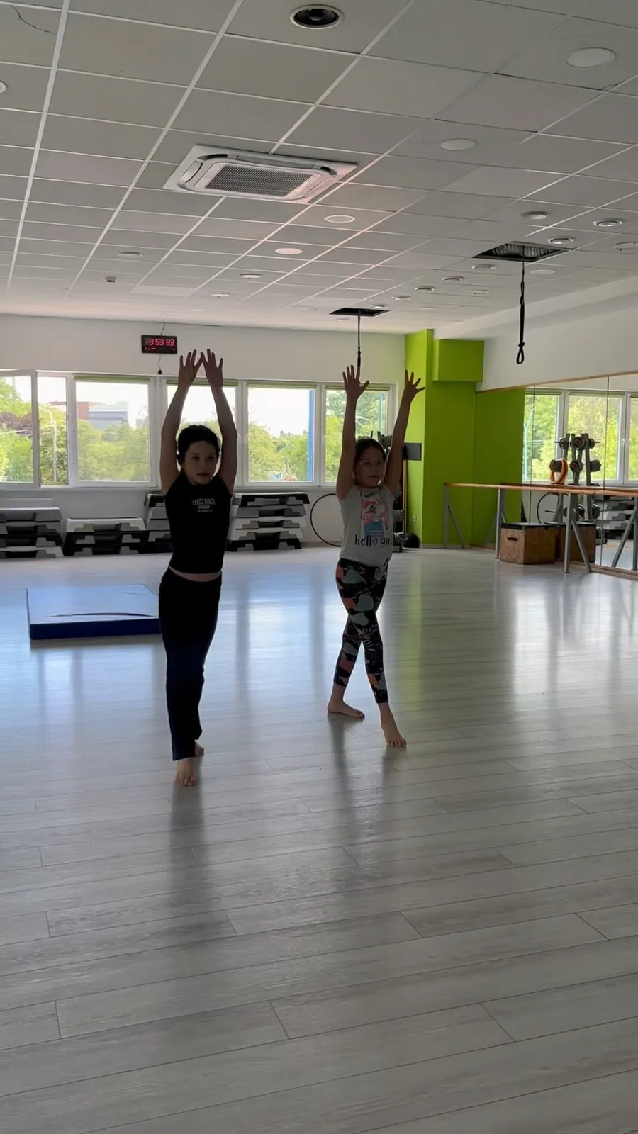 Două eleve la antrenamentul de dans contemporan, în sala Top Dance Timișoara