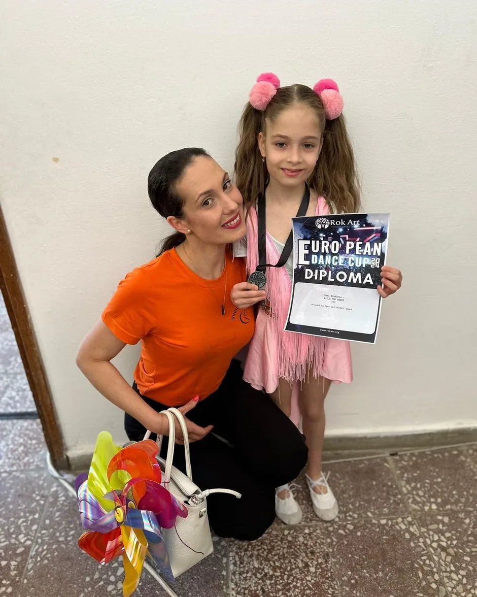 Emilia Oprea, antrenoarea Top Dance, alături de o elevă cu medalie și diplomă la European Dance Cup